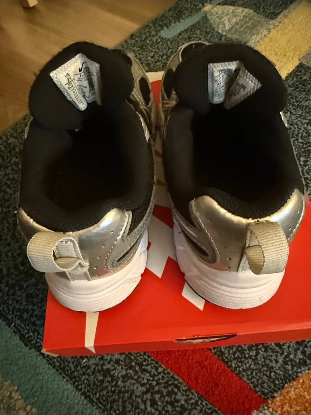 Nike V5 RNR Black and Silver Sneakers